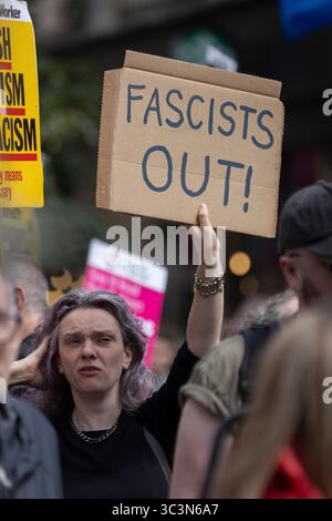 Glasgow, Schottland, 26. Juli 2025. Gegenproteste gegen den „Mass-Deportations Now“-marsch der UK Independence Party (UKIP) unter der Leitung des Führers Nick Tenconi und mit Patriotic Alternative in Anwesenheit, durch die Straßen von Glasgow, Schottland, 26. Juli 2025. Foto: Alamy Live News. Stockfoto