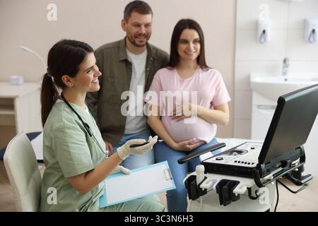 Schwangere Paare bei pränataler Ultraschalluntersuchung in der Klinik Stockfoto