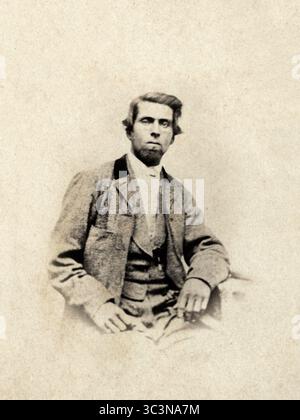 Junger gutaussehender Mann in einem viktorianischen Fotostudio. Stockfoto