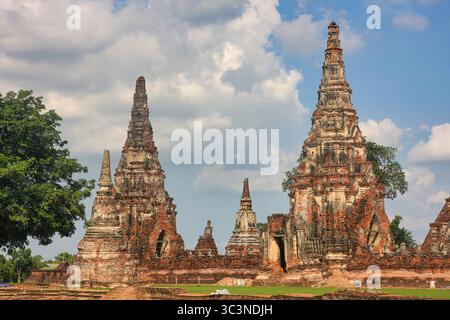 Das Wat Chaiwatthanaram wurde 1630 am Fluss Chao Phraya in Ayutthaya, Thailand, erbaut – einem der schönsten Backsteintempel in Ayutthaya Stockfoto