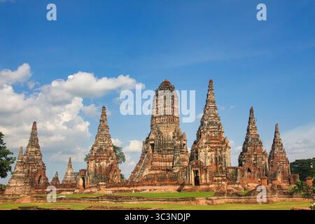 Das Wat Chaiwatthanaram wurde 1630 am Fluss Chao Phraya in Ayutthaya, Thailand, erbaut – einem der schönsten Backsteintempel in Ayutthaya Stockfoto