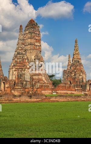 Das Wat Chaiwatthanaram wurde 1630 am Fluss Chao Phraya in Ayutthaya, Thailand, erbaut – einem der schönsten Backsteintempel in Ayutthaya Stockfoto