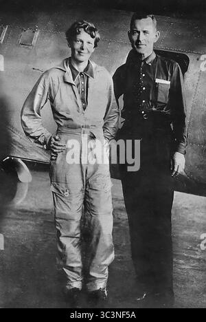 Amelia Earhart und Fred Noonan. Porträt der amerikanischen Pilotin Amelia Mary Earhart (1897–1937) und ihres Navigators Frederick Joseph Noonan (1893–1937) vor ihrer zweimotorigen Lockheed Electra, 1937 Stockfoto