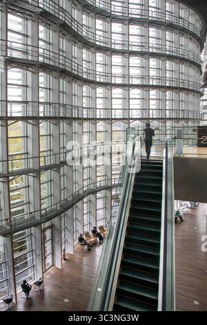 Tokio, Japan-3. April 2025; Inneres des Nationalen Kunstzentrums und Museums im Roppongi-Viertel mit einem von Kisho Kurokawa entworfenen Gebäude Stockfoto