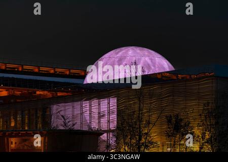 Osaka, Japan-18. April 2025; beleuchteter Pavillon der Niederlande während der Expo 2025 mit Holzkonstruktion Grand Ring (oder Dach), Symbol der Expo i Stockfoto