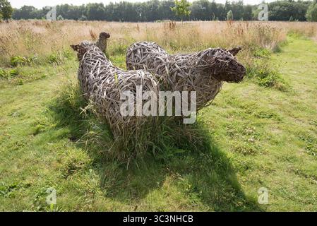 Weidenskulpturen von Schafen sind eine beliebte Form der Kunst und des Kunsthandwerks aus Weide, einem natürlichen und biegsamen Material zum Weben eines bezaubernden Motivs. Stockfoto