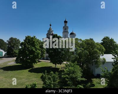 Eine Luftaufnahme, die das Kloster der Heiligen Verkündigung und das umliegende Stadtbild von Kirschach zeigt Stockfoto