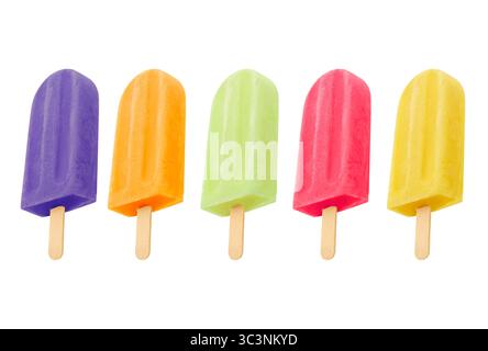 FRUCHTGELENKE IN EINEM GENEIGTEN WINKEL, MIT VIELEN AROMEN UND FARBEN - PASSIONSFRUCHT, ERDBEERE, ZITRONE, ORANGE UND TRAUBE Stockfoto