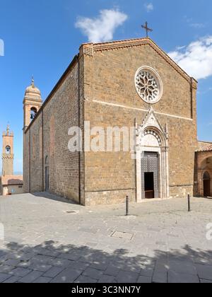130 Oculus mit Rosenfenster und Paspelportal mit Zinnen an der Südwestfassade der Kirche Chiesa di Sant'Agostino. Montalcino-Toskana-Italien. Stockfoto
