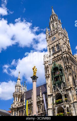 Neues Rathaus, Neues Rathaus, Stadt- und gemeindegebäude und Mariensäule am Marienplatz im Zentrum Münchens in Bayern am 12 Stockfoto