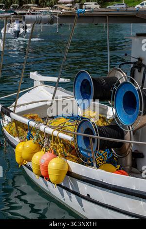 Traditionelles und farbenfrohes, typisch griechisch-ionisches Fischerboot mit Winden und Bojen im Hafen von Zakynthos, Griechenland Stockfoto