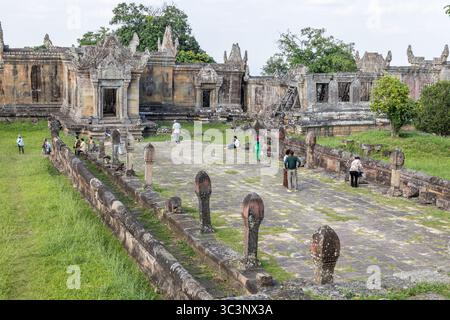 Preah Vihear Tempel aus dem 10. Und 11. Jahrhundert nach Shiva in Kambodscha; Gopura I Causeway nach Gopura III mit thailändischen Besuchern Stockfoto