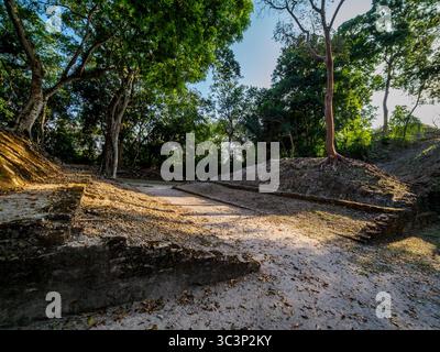 Ballplatz im archäologischen Reservat Cahal Pech, San Ignacio, Bezirk Cayo, Belize Stockfoto