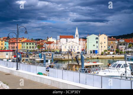 Stadt Izola an der Adriaküste mit Blick auf das Wasser, Küste Sloweniens Stockfoto