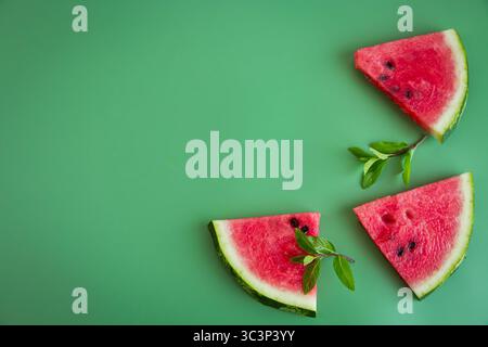 Gesunder Snack: Nahaufnahme von Wassermelonendreiecken und Minze. Stockfoto