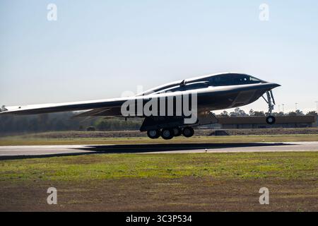 Ein B-2 Spirit-Tarnbomber der US Air Force startet für eine Bomber Task Force-Mission auf der Royal Australian Air Force Base Amberley, Australien, am 19. August. Stockfoto