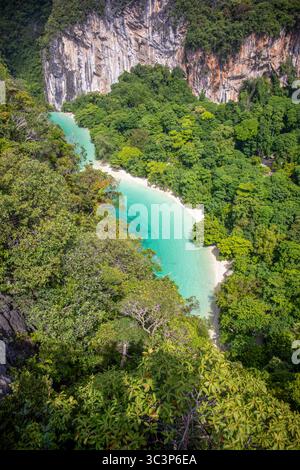 Paradiesischer Strand auf Hong Island im Than Bok Khorani Nationalpark in Krabi, Thailand, aus der Vogelperspektive von der Aussichtsplattform Stockfoto