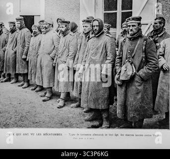 Verdun-Front, März 1916: Deutsche Infanterie-Gefangene jeden Alters, von Reservetruppen in das Gemetzel von Verdun geworfen. Dieses Bild, das am 18. März 1916 in L’Illustration veröffentlicht wurde, trägt den Titel „Ceux qui ont vu les hécatombes“ – „diejenigen, die die Massaker gesehen haben“ – und hebt die erschöpften, grimmigen Ausdrücke der Besiegten hervor. Fotografiert am 6. März verkörpern diese Männer den Tribut industrialisierter Kriegsführung für Jugendliche und Veteranen. Stockfoto