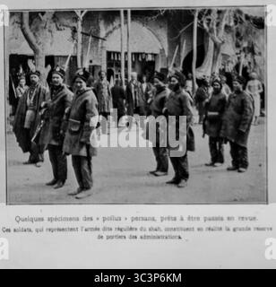Persische Soldaten der sogenannten regulären Armee des Schahs stehen 1916 in Überprüfungsformation in Teheran. Trotz des Aussehens, heißt es in der Bildunterschrift, dass diese Männer hauptsächlich als administrative Träger und nicht als Frontkämpfer dienten. Ihre Uniformen spiegeln den russischen militärischen Einfluss während des Ersten Weltkriegs in Persien wider. Veröffentlicht in L’Illustration, 18. März 1916. Stockfoto