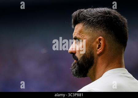GELSENKIRCHEN, DEUTSCHLAND - 26. JULI: FC Schalke 04-Cheftrainer Miron Muslic blickt am 26. Juli 2025 in der Arena AufSchalke in Gelsenkirchen auf das Freundschaftsspiel des FC Schalke 04 gegen den FC Sevilla zu. (Foto: Rene Nijhuis) Credit: René Nijhuis/Alamy Live News Stockfoto