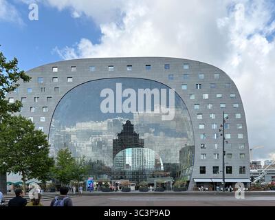 Rotterdam, Niederlande, 16-07-25. Die Markthal (englische Markthalle) ist ein Wohn- und Bürogebäude mit einer darunter liegenden Markthalle Stockfoto