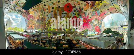 Rotterdam, niederlande 16-07-25. Das Innere der Markthalle ist mit einem 11,000 m2 großen Kunstwerk von Arno Coenen und Iris Roskam geschmückt Stockfoto