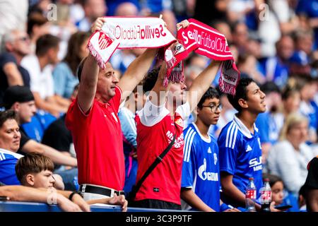 GELSENKIRCHEN, DEUTSCHLAND - 26. JULI: Sevilla FC-Fans während des Freundschaftsspiels zwischen dem FC Schalke 04 und dem FC Sevilla in der Arena AufSchalke am 26. Juli 2025 in Gelsenkirchen. (Foto: Rene Nijhuis) Credit: René Nijhuis/Alamy Live News Stockfoto