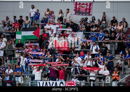 GELSENKIRCHEN, DEUTSCHLAND - 26. JULI: Sevilla FC-Fans während des Freundschaftsspiels zwischen dem FC Schalke 04 und dem FC Sevilla in der Arena AufSchalke am 26. Juli 2025 in Gelsenkirchen. (Foto: Rene Nijhuis) Credit: René Nijhuis/Alamy Live News Stockfoto