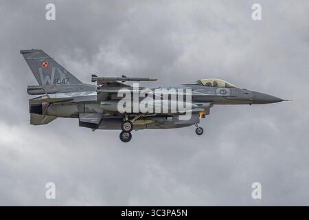 Polnische Luftwaffe, Lockheed Martin F-16C Fighting Falcon kommt bei Royal International Air Tattoo, Whelford, RAF Fairford, Gloucestershire, Großbritannien an Stockfoto