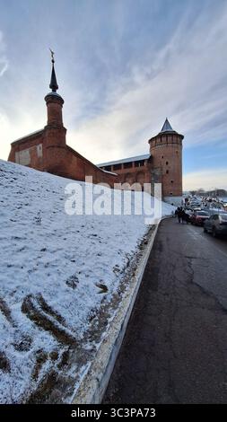 Kolomna, Moskauer Region - 04. Januar 2025: Winterblick auf den historischen Backsteinturm des Kremls Kolomna Stockfoto