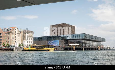 Das Royal Danish Playhouse spiegelt modernes nordisches Design am Hafen wider – Kultur trifft Architektur im Zentrum von Kopenhagen, 17. Juli 2025 Stockfoto