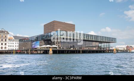 Das Royal Danish Playhouse spiegelt modernes nordisches Design am Hafen wider – Kultur trifft Architektur im Zentrum von Kopenhagen, 17. Juli 2025 Stockfoto