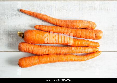 Eine Ansicht von oben nach unten auf mehrere orangefarbene Karotten. Stockfoto