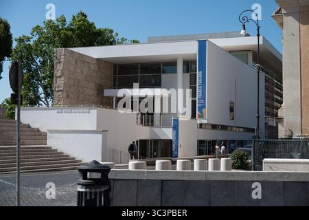Eingang des Ara Pacis Museums von der Straße aus gesehen, Rom, Italien Stockfoto