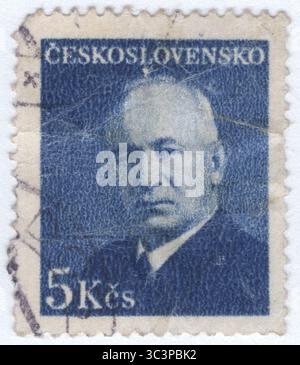 TSCHECHOSLOWAKEI - 15. Februar 1948: 5 Kronen helle Ultramarin-Briefmarke mit Dr. Edvard Beneš, dem zweiten tschechoslowakischen Präsidenten. Er war Politiker und Staatsmann, der von 1935 bis 1938 und von 1939 bis 1948 Präsident der Tschechoslowakei war. Beneš stand vor zwei großen Krisen, die beide zu seinem Rücktritt führten. Sein erster Rücktritt erfolgte nach dem Münchner Abkommen und der anschließenden deutschen Besetzung der Tschechoslowakei im Jahre 1938, was zum Exil seiner Regierung nach Großbritannien führte. Die zweite kam mit dem kommunistischen Putsch von 1948 zustande, der ein kommunistisches Regime in Tschechen schuf Stockfoto