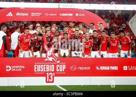 Die Benfica-Spieler feiern mit der Trophäe, nachdem sie am 26. Juli 2025 in Lissabon das Spiel zwischen SL Benfica und Fenerbahcoc SK im Estadio da Luz gewonnen haben. Eusebio Cup - SL Benfica vs Fenerbahcoc SK (Valter Gouveia/SPP) Credit: SPP Sport Pressefoto. /Alamy Live News Stockfoto