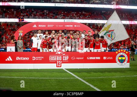 Die Benfica-Spieler feiern mit der Trophäe, nachdem sie am 26. Juli 2025 in Lissabon das Spiel zwischen SL Benfica und Fenerbahcoc SK im Estadio da Luz gewonnen haben. Eusebio Cup - SL Benfica vs Fenerbahcoc SK (Valter Gouveia/SPP) Credit: SPP Sport Pressefoto. /Alamy Live News Stockfoto