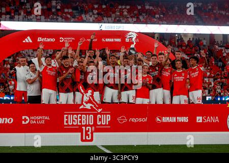Die Benfica-Spieler feiern mit der Trophäe, nachdem sie am 26. Juli 2025 in Lissabon das Spiel zwischen SL Benfica und Fenerbahcoc SK im Estadio da Luz gewonnen haben. Eusebio Cup - SL Benfica vs Fenerbahcoc SK (Valter Gouveia/SPP) Credit: SPP Sport Pressefoto. /Alamy Live News Stockfoto