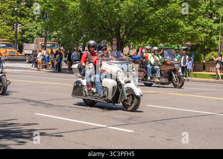 Washington D.C., USA, 25. Mai 2025. Paare von Fahrern auf großen Tourenrädern kommen während einer Motorradparade am Memorial Day an den Zuschauern vorbei. Stockfoto