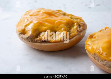 Ein Blick auf einen Thunfischschschmelzbagel mit offenem Gesicht. Stockfoto