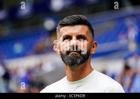 GELSENKIRCHEN, DEUTSCHLAND - 26. JULI: FC Schalke 04-Cheftrainer Miron Muslic blickt am 26. Juli 2025 in der Arena AufSchalke in Gelsenkirchen auf das Freundschaftsspiel des FC Schalke 04 gegen den FC Sevilla zu. (Foto: Rene Nijhuis) Credit: René Nijhuis/Alamy Live News Stockfoto