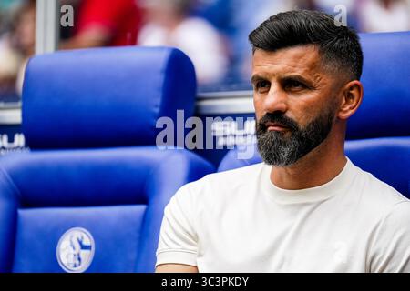 GELSENKIRCHEN, DEUTSCHLAND - 26. JULI: FC Schalke 04-Cheftrainer Miron Muslic blickt am 26. Juli 2025 in der Arena AufSchalke in Gelsenkirchen auf das Freundschaftsspiel des FC Schalke 04 gegen den FC Sevilla zu. (Foto: Rene Nijhuis) Credit: René Nijhuis/Alamy Live News Stockfoto