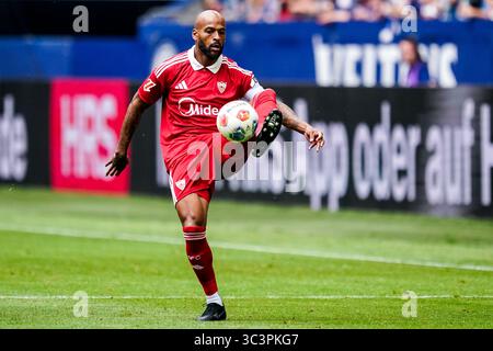 GELSENKIRCHEN, DEUTSCHLAND - 26. JULI: Marcao vom Sevilla FC kontrolliert den Ball während des Freundschaftsspiels zwischen dem FC Schalke 04 und dem FC Sevilla am 26. Juli 2025 in der Arena AufSchalke in Gelsenkirchen. (Foto: Rene Nijhuis) Credit: René Nijhuis/Alamy Live News Stockfoto