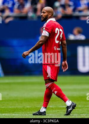 GELSENKIRCHEN, DEUTSCHLAND - 26. JULI: Marcao vom Sevilla FC sieht sich während des Freundschaftsspiels zwischen dem FC Schalke 04 und dem FC Sevilla am 26. Juli 2025 in der Arena AufSchalke in Gelsenkirchen an. (Foto: Rene Nijhuis) Credit: René Nijhuis/Alamy Live News Stockfoto