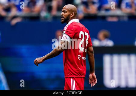 GELSENKIRCHEN, DEUTSCHLAND - 26. JULI: Marcao vom Sevilla FC sieht sich während des Freundschaftsspiels zwischen dem FC Schalke 04 und dem FC Sevilla am 26. Juli 2025 in der Arena AufSchalke in Gelsenkirchen an. (Foto: Rene Nijhuis) Credit: René Nijhuis/Alamy Live News Stockfoto