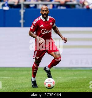 GELSENKIRCHEN, DEUTSCHLAND - 26. JULI: Marcao von Sevilla FC dribbelt mit dem Ball während des Freundschaftsspiels zwischen dem FC Schalke 04 und dem FC Sevilla am 26. Juli 2025 in der Arena AufSchalke in Gelsenkirchen. (Foto: Rene Nijhuis) Credit: René Nijhuis/Alamy Live News Stockfoto
