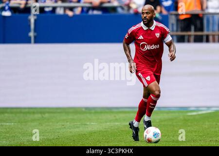 GELSENKIRCHEN, DEUTSCHLAND - 26. JULI: Marcao von Sevilla FC dribbelt mit dem Ball während des Freundschaftsspiels zwischen dem FC Schalke 04 und dem FC Sevilla am 26. Juli 2025 in der Arena AufSchalke in Gelsenkirchen. (Foto: Rene Nijhuis) Credit: René Nijhuis/Alamy Live News Stockfoto