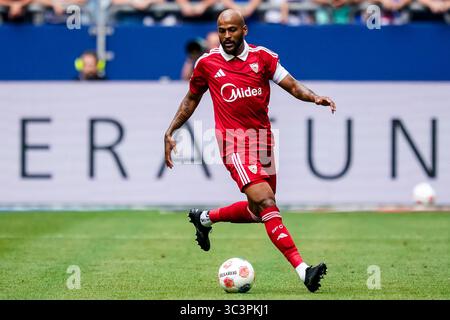 GELSENKIRCHEN, DEUTSCHLAND - 26. JULI: Marcao von Sevilla FC dribbelt mit dem Ball während des Freundschaftsspiels zwischen dem FC Schalke 04 und dem FC Sevilla am 26. Juli 2025 in der Arena AufSchalke in Gelsenkirchen. (Foto: Rene Nijhuis) Credit: René Nijhuis/Alamy Live News Stockfoto