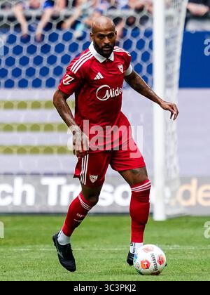 GELSENKIRCHEN, DEUTSCHLAND - 26. JULI: Marcao von Sevilla FC dribbelt mit dem Ball während des Freundschaftsspiels zwischen dem FC Schalke 04 und dem FC Sevilla am 26. Juli 2025 in der Arena AufSchalke in Gelsenkirchen. (Foto: Rene Nijhuis) Credit: René Nijhuis/Alamy Live News Stockfoto