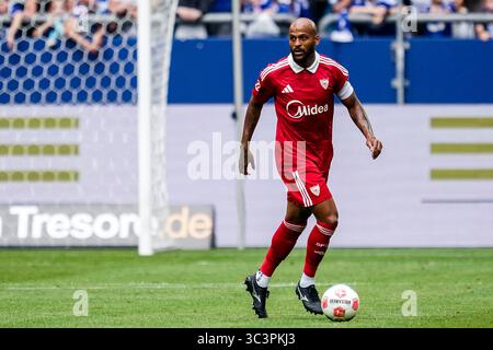 GELSENKIRCHEN, DEUTSCHLAND - 26. JULI: Marcao von Sevilla FC dribbelt mit dem Ball während des Freundschaftsspiels zwischen dem FC Schalke 04 und dem FC Sevilla am 26. Juli 2025 in der Arena AufSchalke in Gelsenkirchen. (Foto: Rene Nijhuis) Credit: René Nijhuis/Alamy Live News Stockfoto